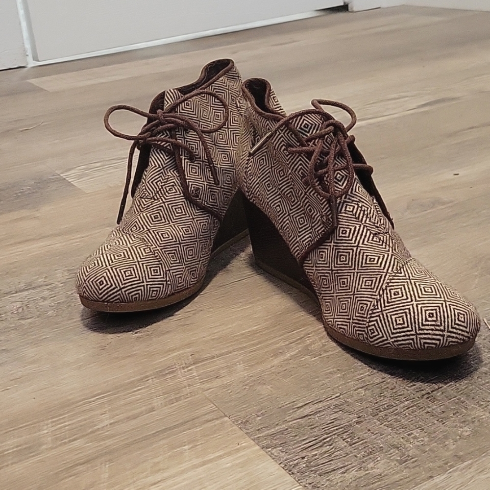 Like-New TOMS wedge booties - brown diamond geometric pattern